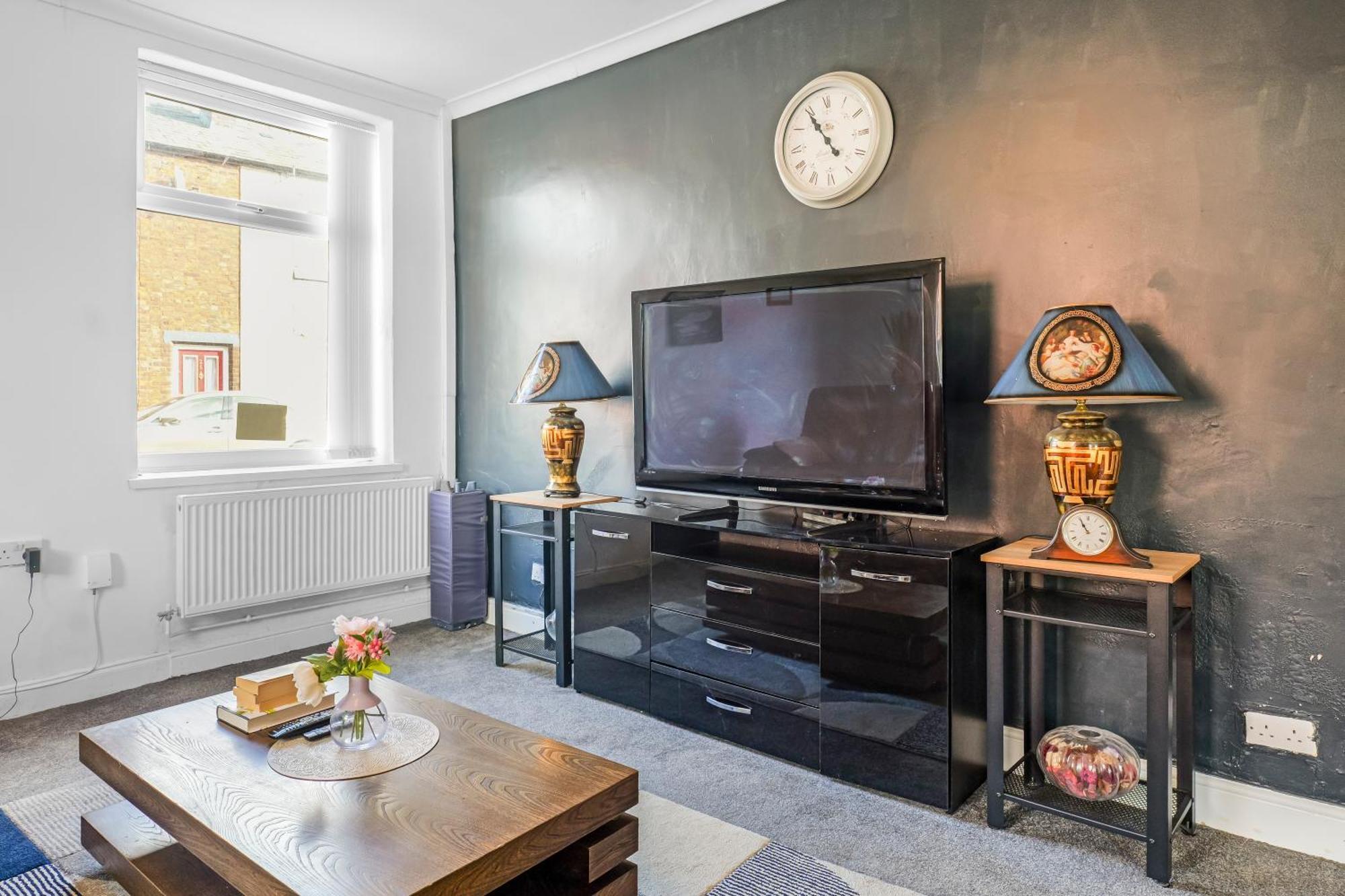 Rochdale 3 Bedroom House 2 Bath With Free Parking Sleeps 7 Kültér fotó