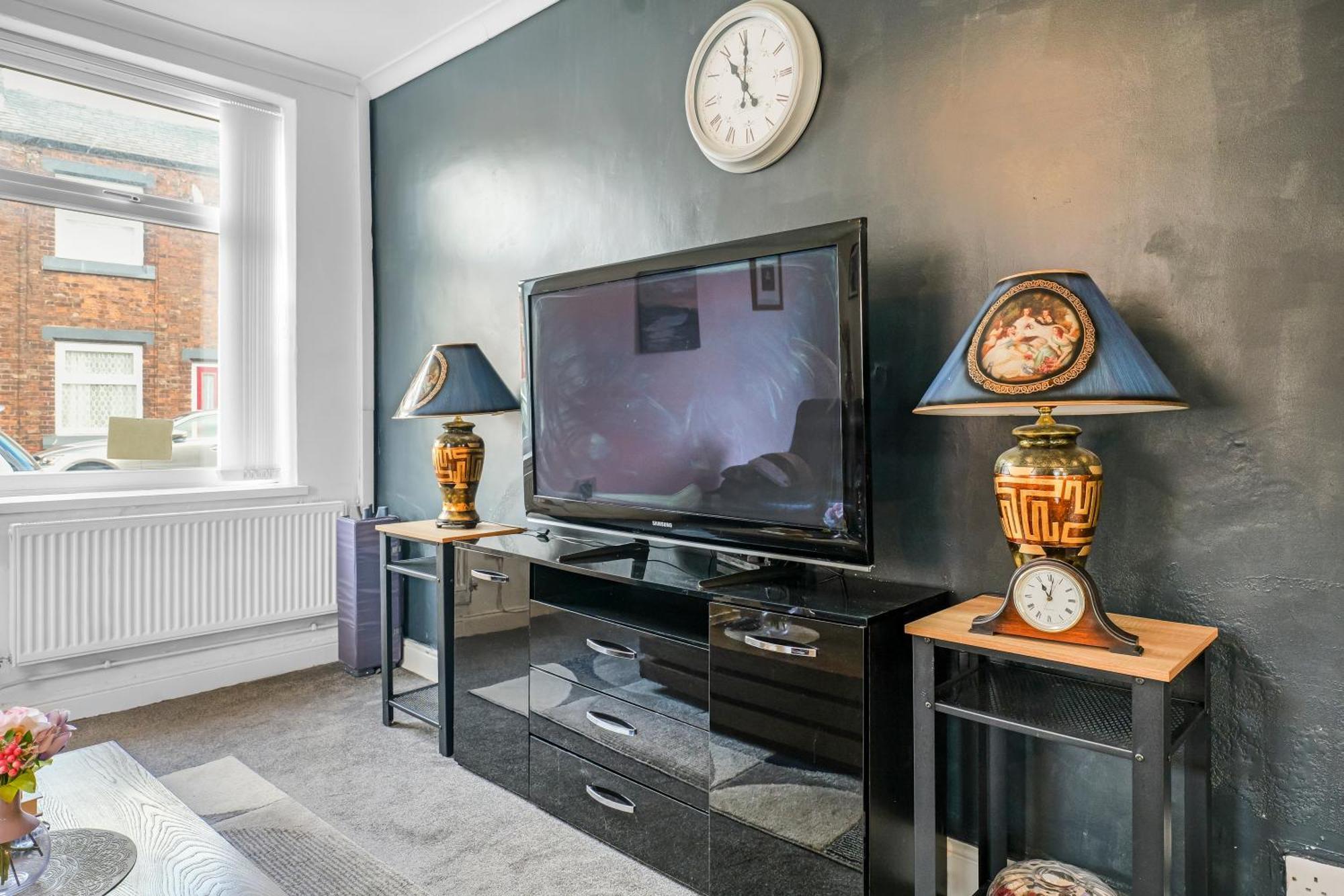 Rochdale 3 Bedroom House 2 Bath With Free Parking Sleeps 7 Kültér fotó