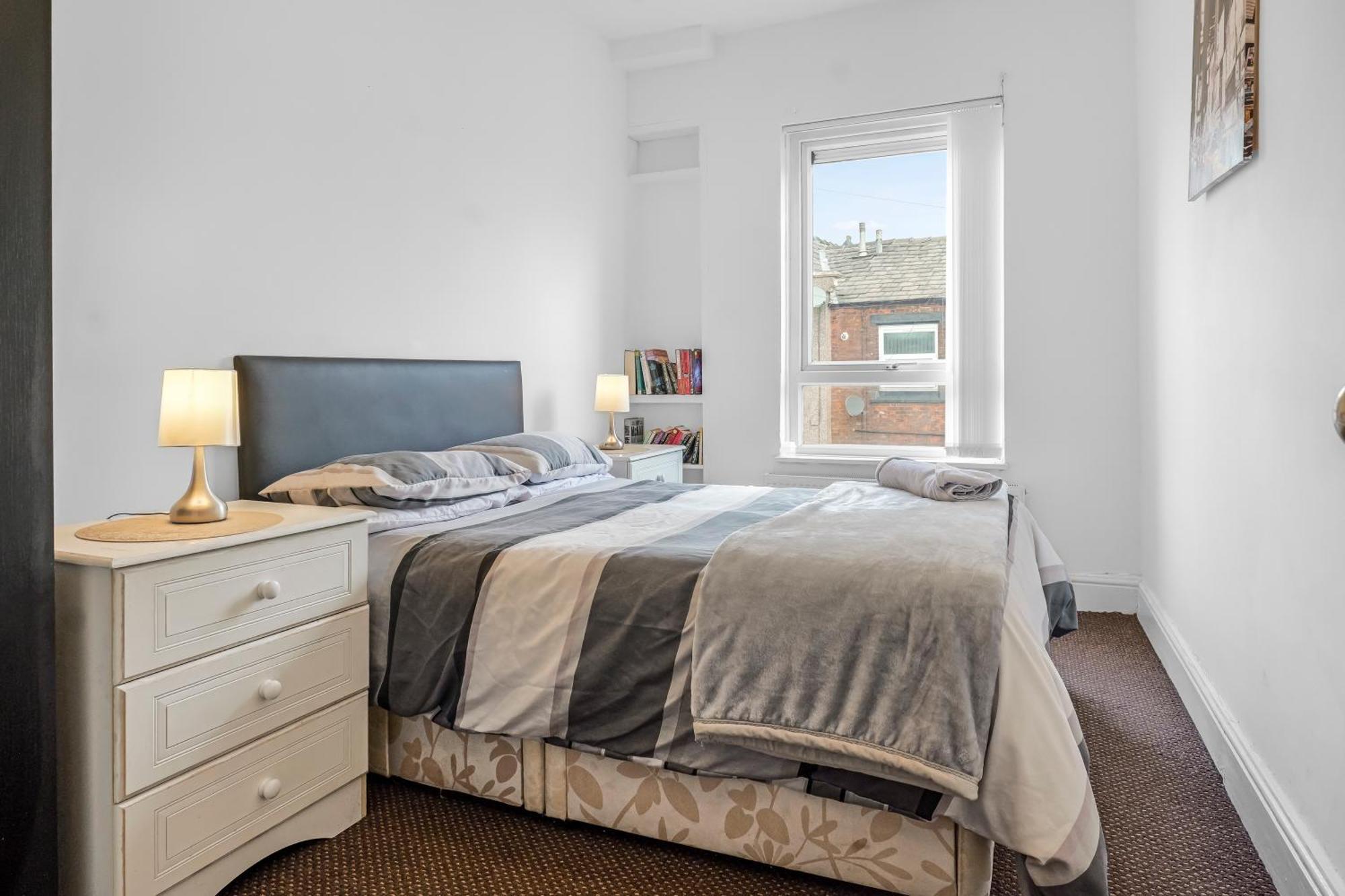 Rochdale 3 Bedroom House 2 Bath With Free Parking Sleeps 7 Kültér fotó