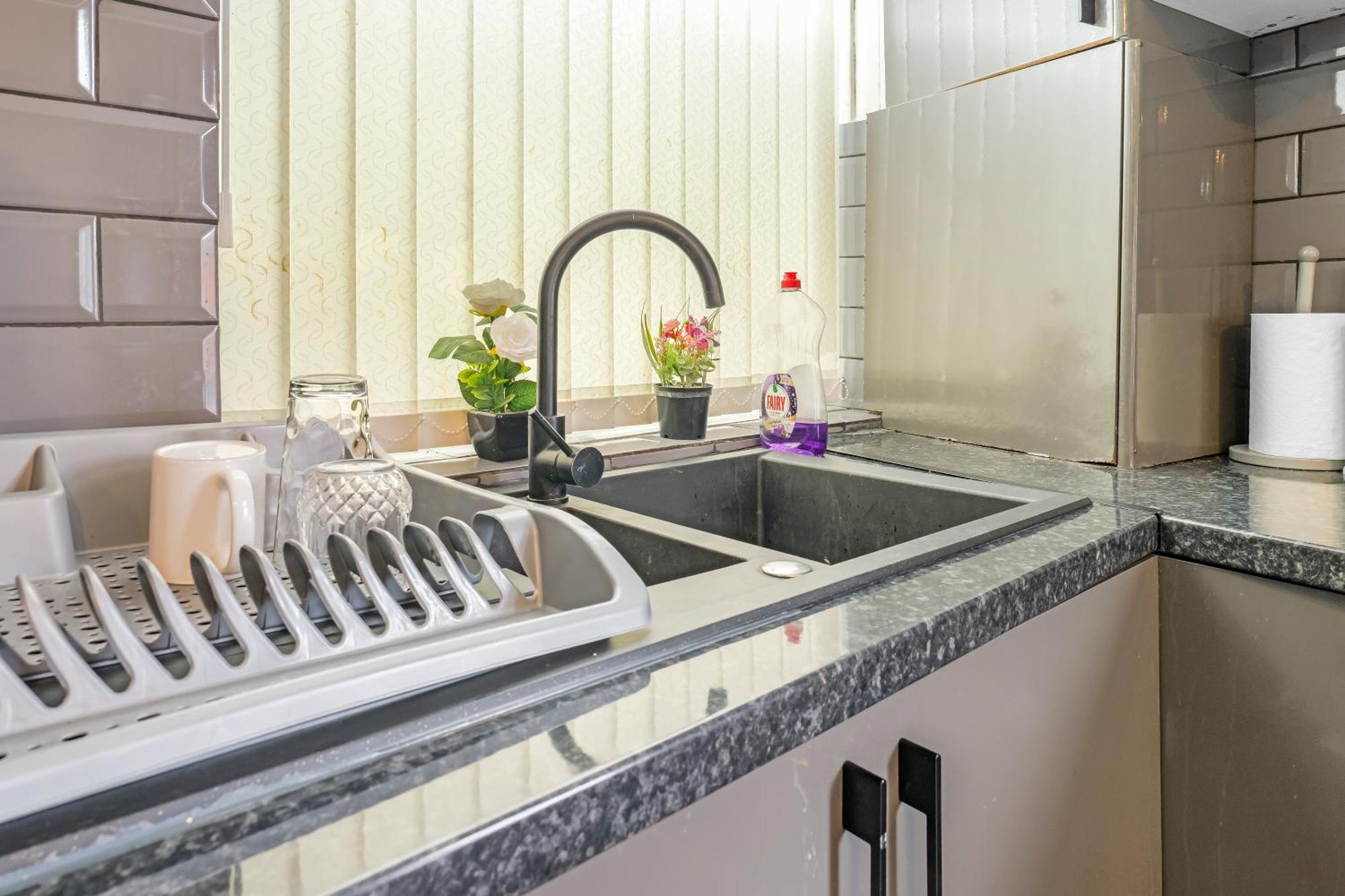 Rochdale 3 Bedroom House 2 Bath With Free Parking Sleeps 7 Kültér fotó