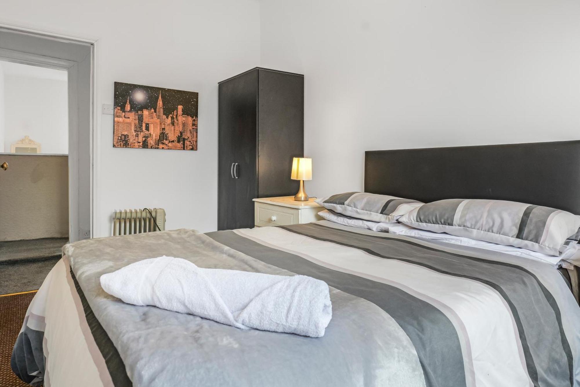 Rochdale 3 Bedroom House 2 Bath With Free Parking Sleeps 7 Kültér fotó