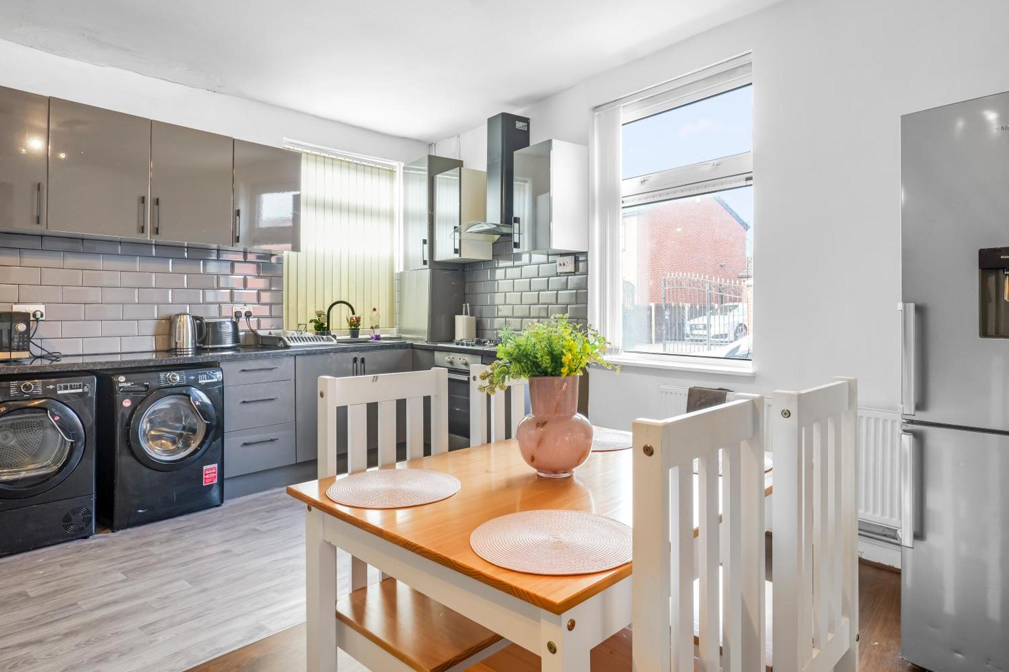 Rochdale 3 Bedroom House 2 Bath With Free Parking Sleeps 7 Kültér fotó