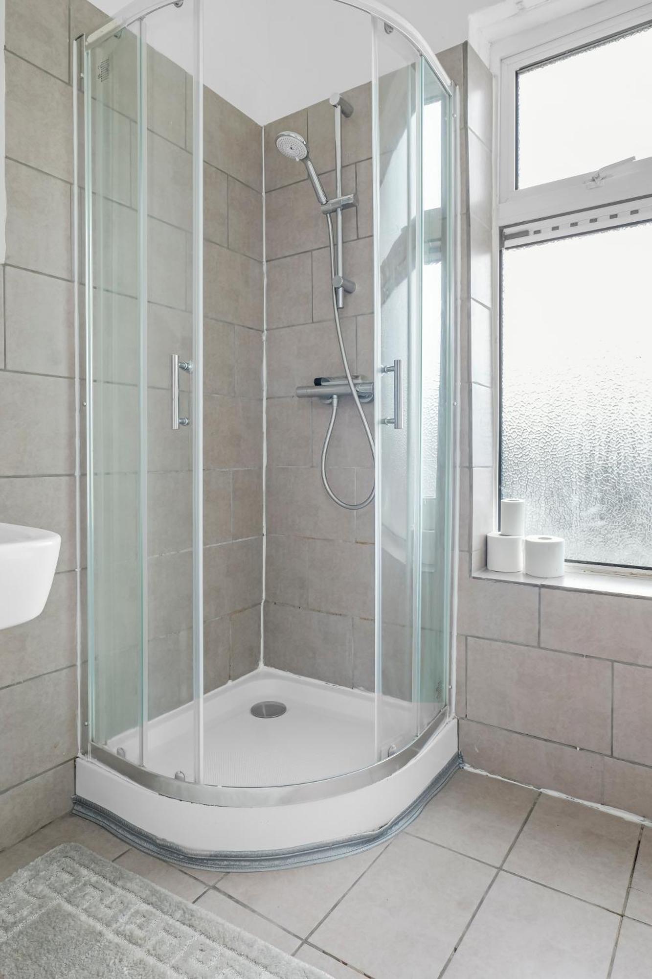Rochdale 3 Bedroom House 2 Bath With Free Parking Sleeps 7 Kültér fotó