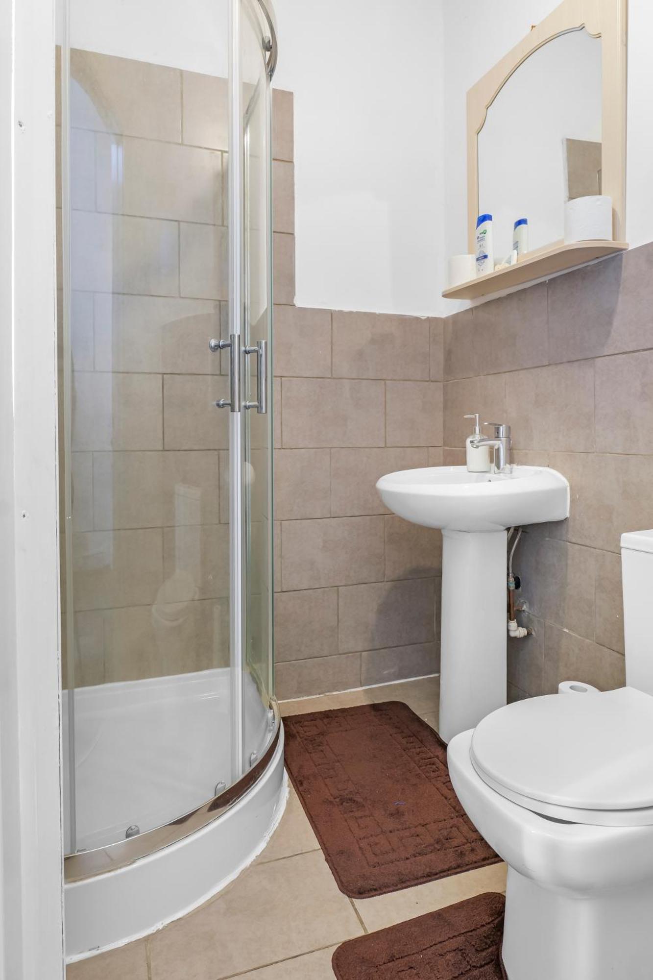 Rochdale 3 Bedroom House 2 Bath With Free Parking Sleeps 7 Kültér fotó