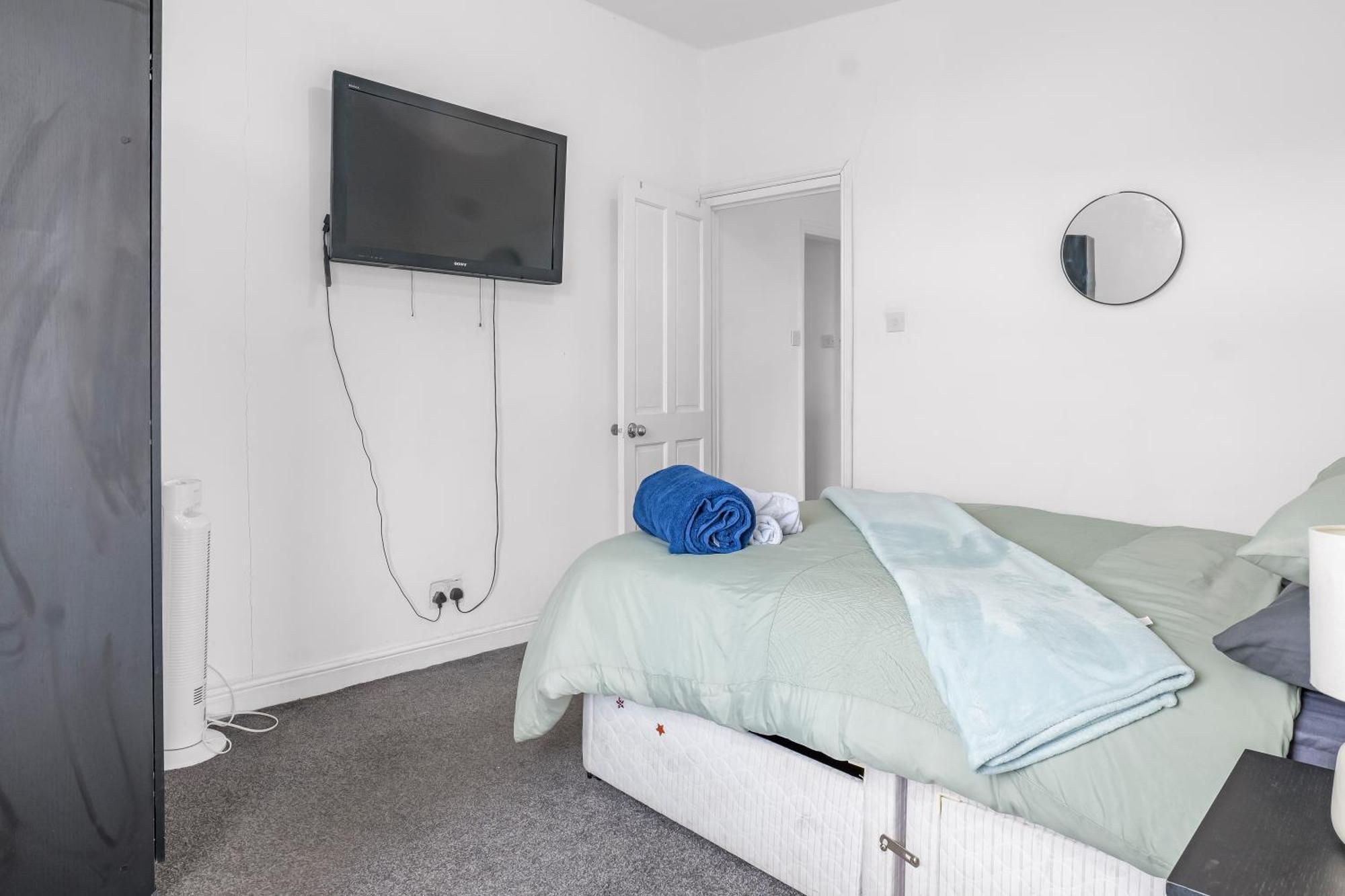 Rochdale 3 Bedroom House 2 Bath With Free Parking Sleeps 7 Kültér fotó