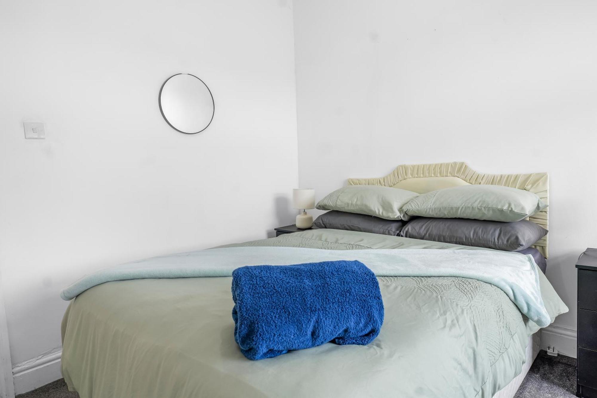 Rochdale 3 Bedroom House 2 Bath With Free Parking Sleeps 7 Kültér fotó