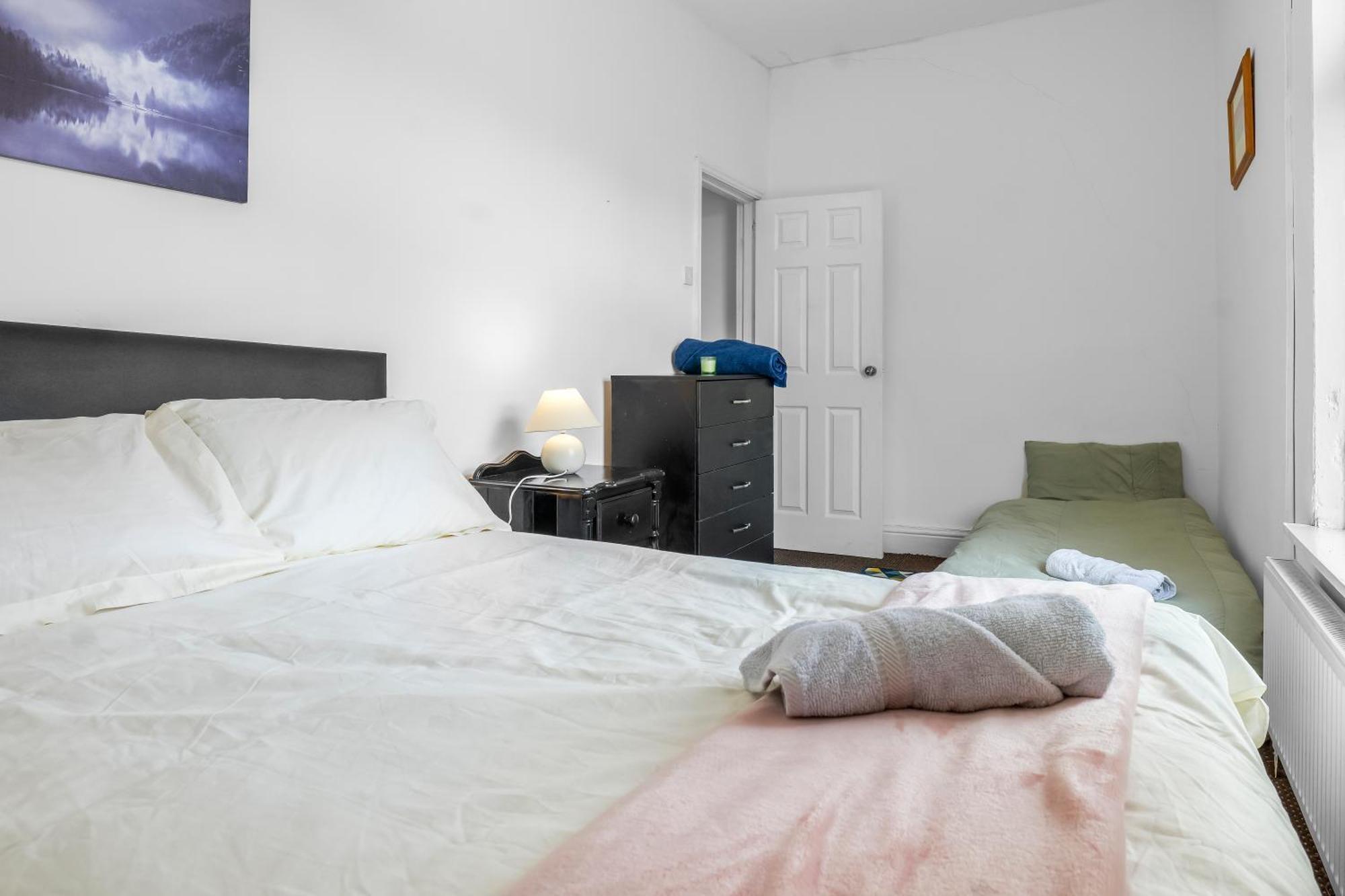 Rochdale 3 Bedroom House 2 Bath With Free Parking Sleeps 7 Kültér fotó