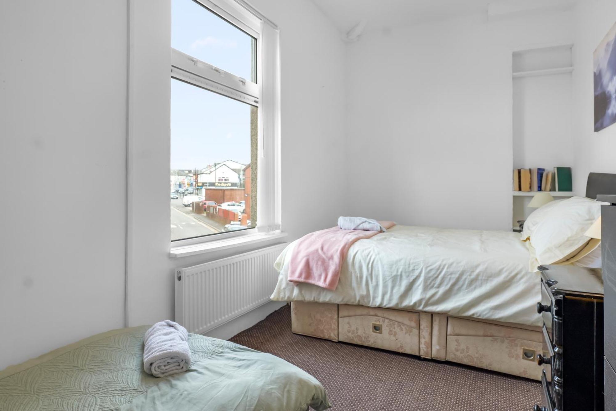 Rochdale 3 Bedroom House 2 Bath With Free Parking Sleeps 7 Kültér fotó